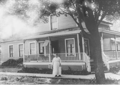 Fion MacCrea Kenny Browns home Wife Main St 400x284 - Town Gallery