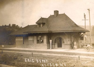 Fion MacCrea alfred station depot 400x284 - Town Gallery